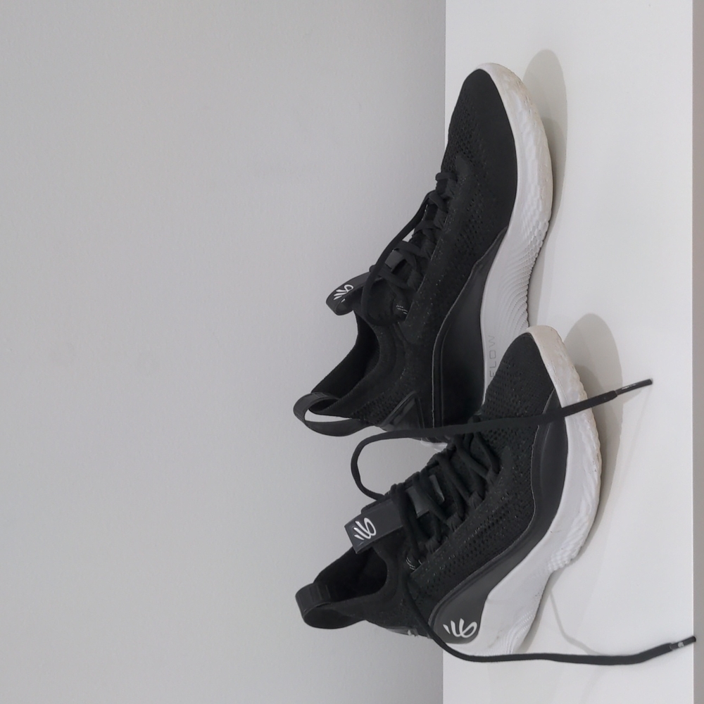 Under Armour Curry Flow Size 7 Black + White